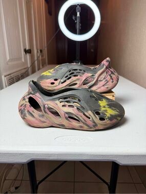 adidas Yeezy Foam RNNR MX Sand Grey - Size 8 slides